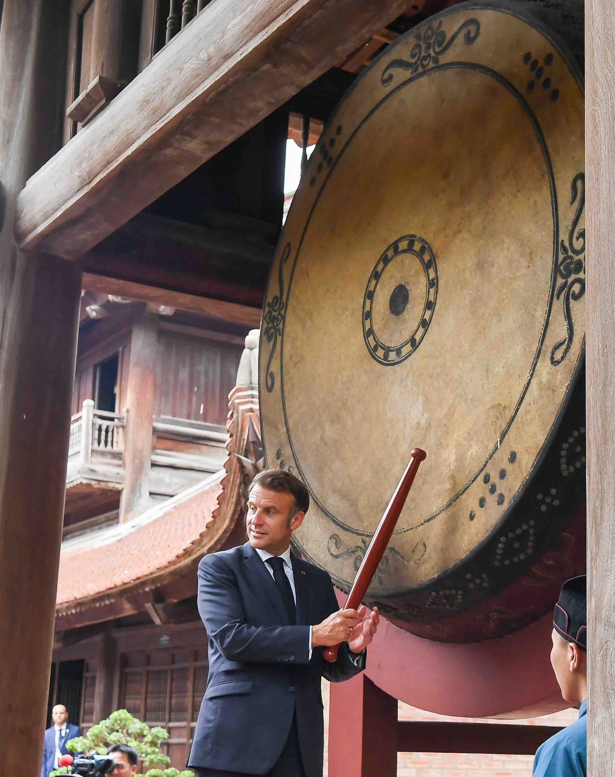 Tổng Bí thư Tô Lâm cùng Tổng thống Pháp Emmanuel Macron thăm Văn Miếu- Ảnh 9.
