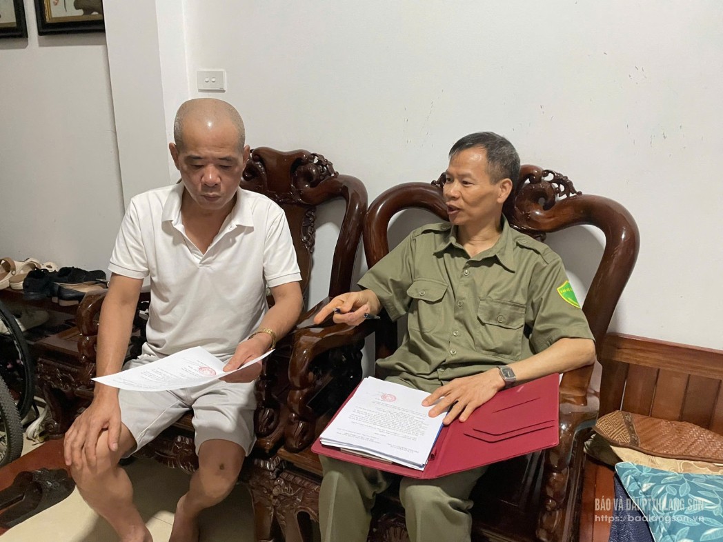 Đại diện tổ dân phố của khối 12, phường Hoàng Văn Thụ, thành phố Lạng Sơn đến nhà lấy ý kiến cử tri 