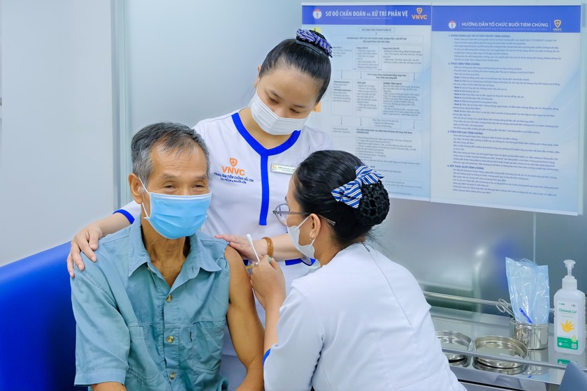 Người lớn tiêm vaccine phế cầu 20 tại Hệ thống tiêm chủng VNVC. Ảnh: Mộc Thảo