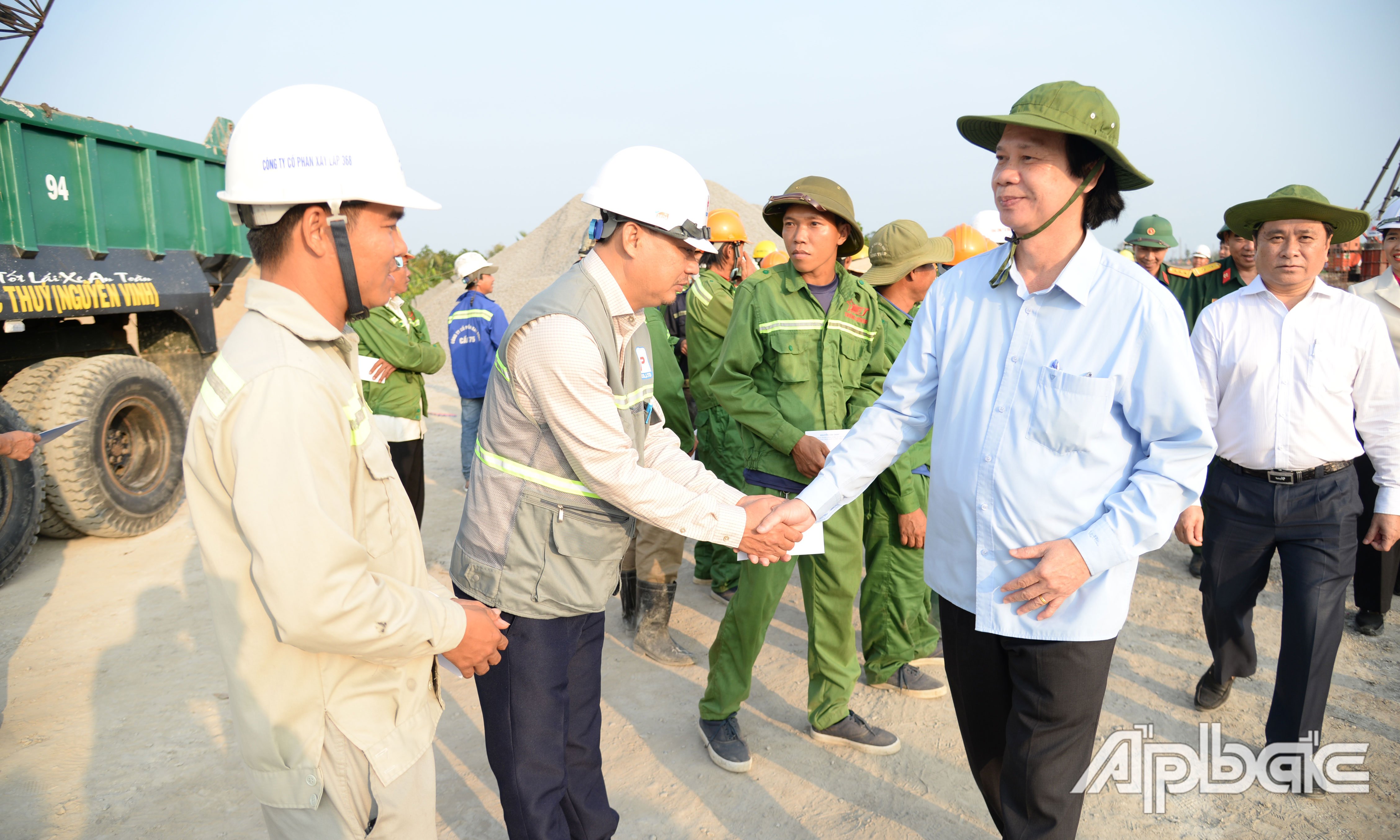 Genosse Nguyen Van Danh, Mitglied des Zentralkomitees der Partei, Sekretär des Provinzparteikomitees und Leiter der Delegation der Nationalversammlung der Provinz Tien Giang, besichtigte den Fortschritt des Projekts „Komponente 2 der Cao Lanh-An Huu-Schnellstraße“ und besuchte die Baustelle, überreichte Geschenke und ermutigte die Kader und Arbeiter anlässlich des Neujahrsfestes 2025.