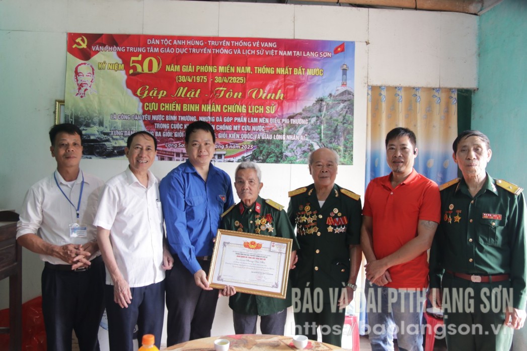La delegación honró y entregó la insignia del Tío Ho al veterano Phuong Van Phin, de la comuna de Hung Viet, distrito de Trang Dinh.