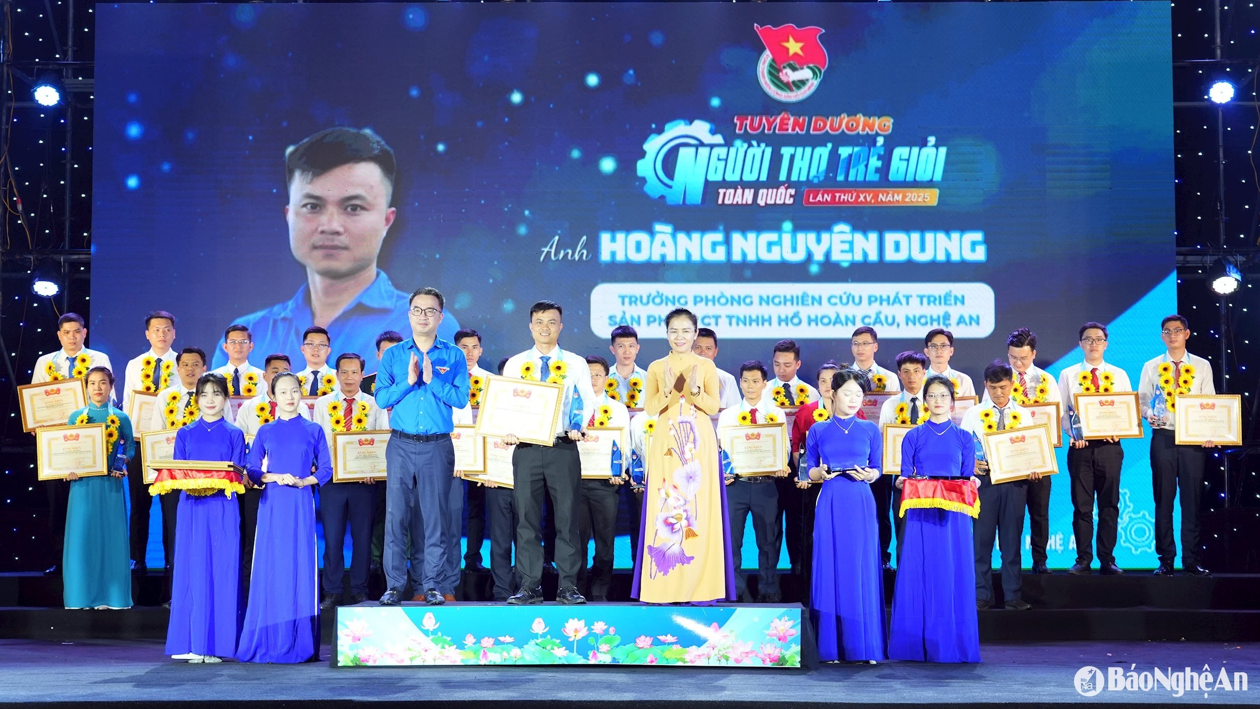 Representantes de la Unión Central de Jóvenes y del Comité Provincial del Partido de Nghe An otorgaron un Certificado de Mérito al delegado de Nghe An, Sr. Hoang Nguyen Dung (nacido en 1992), Jefe del Departamento de Investigación y Desarrollo de Productos, Ho Hoan Cau Company Limited. Foto: Thanh Quynh