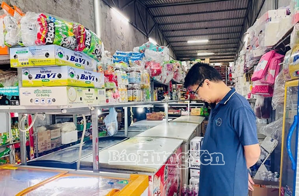 Cửa hàng tạp hóa của gia đình bà Nguyễn Thị Hải, ở thị trấn Vương (Tiên Lữ) có hơn 10 chiếc tủ đông, tủ mát chạy 24/24h