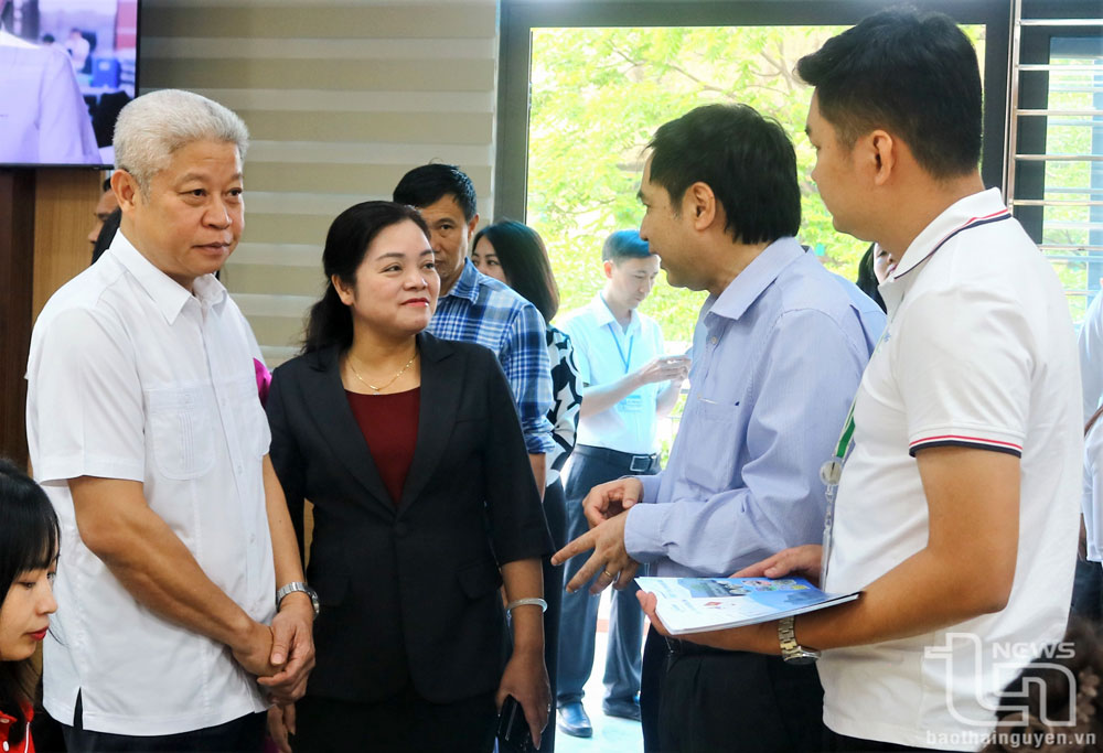 La vice-présidente du Comité populaire provincial, Nguyen Thi Loan, et les délégués au Festival.