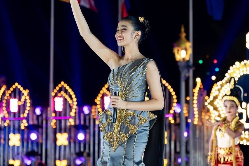 Công chúa 13 tuổi của Campuchia tỏa sức hút của một ngôi sao showbiz - 8