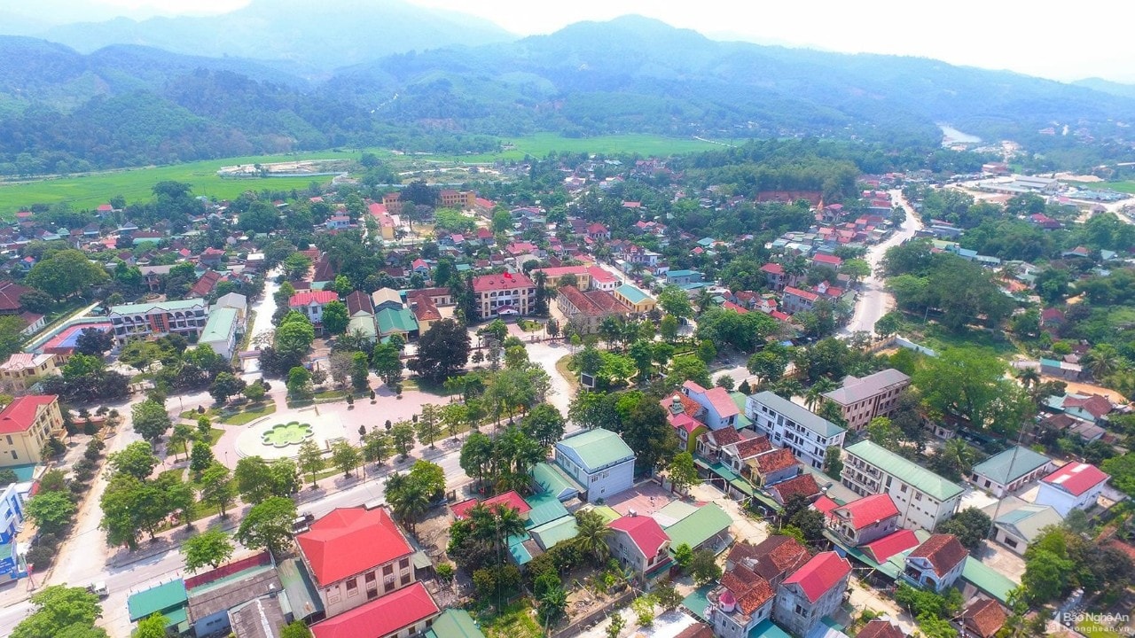 Một góc thị trấn Tân Lạc, huyện Quỳ Châu. Ảnh: Đình Tuyên