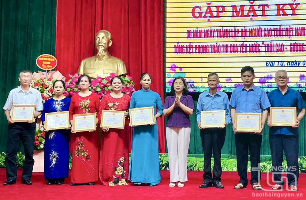 សមាជិកចាស់ជរាឆ្នើមទទួលបានប័ណ្ណសរសើរពីគណៈកម្មាធិការប្រជាជនស្រុក Dai Tu។