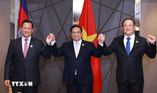 Die drei Premierminister von Vietnam, Laos und Kambodscha frühstücken und arbeiten