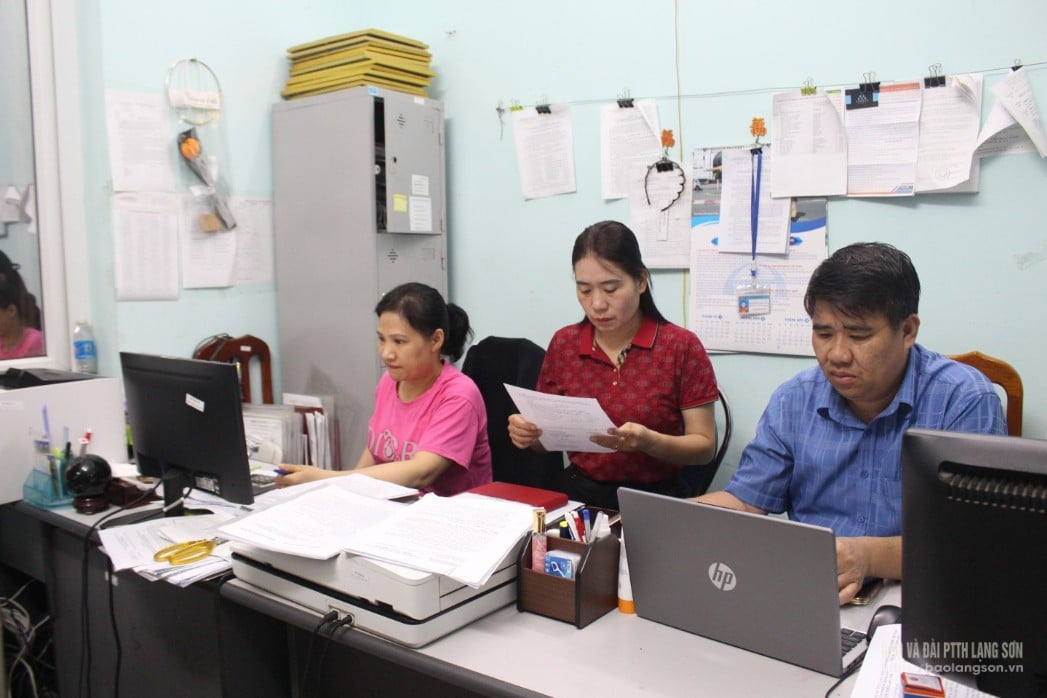 Cán bộ, công chức phường Hoàng Văn Thụ, thành phố Lạng Sơn tổng hợp kết quả lấy ý kiến cử tri