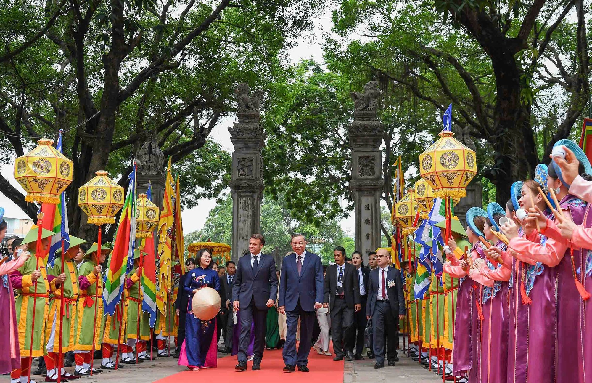 Tổng Bí thư Tô Lâm cùng Tổng thống Pháp Emmanuel Macron thăm Văn Miếu- Ảnh 1.