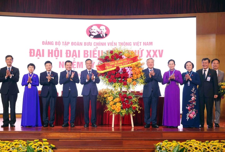 Le vice-Premier ministre Nguyen Hoa Binh présente des fleurs pour féliciter le 25e Congrès du Comité du Parti du Groupe des postes et télécommunications du Vietnam (VNPT), mandat 2025-2030. (Photo : VGP/Nguyen Hoang)