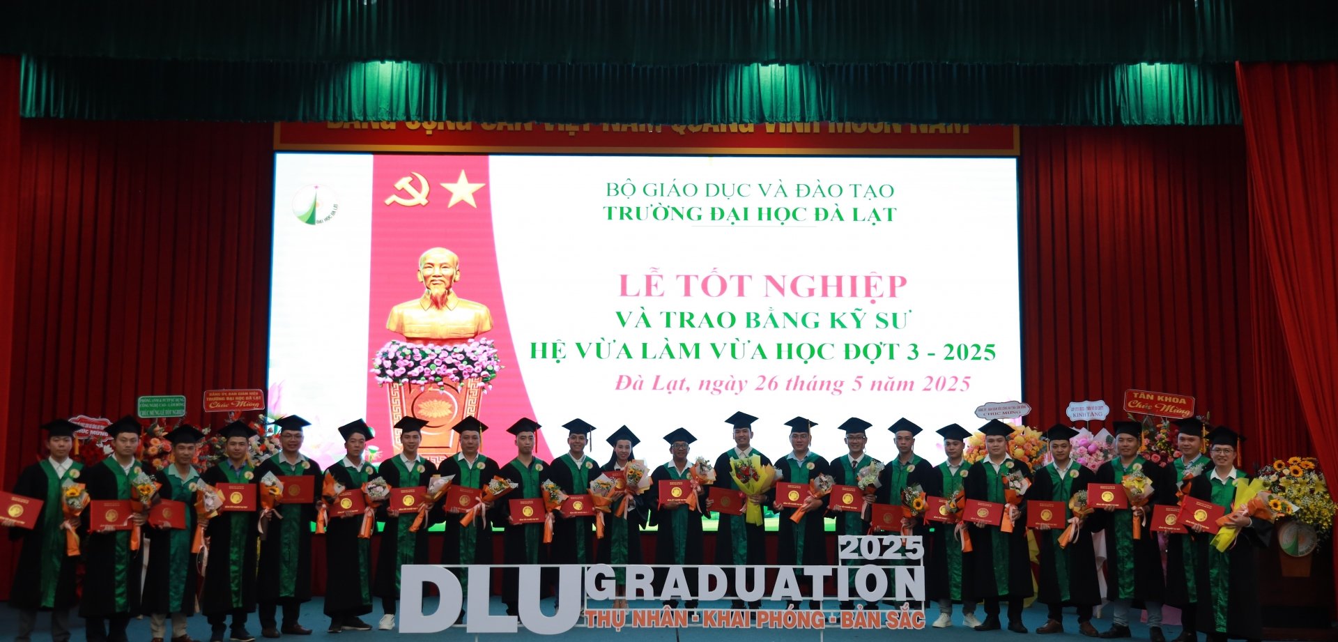 25 étudiants de la classe Diplôme 2 ont reçu leur diplôme d'Ingénieur en Technologies de l'Information.