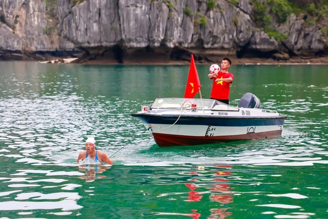 Đỗ Kim Phúc cùng Ánh Viên lập kỷ lục bơi kéo thuyền tâng bóng dài nhất Việt Nam - Ảnh 1.