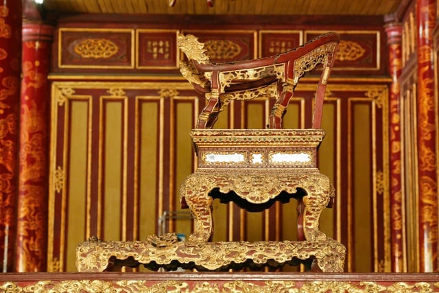 Ngai vàng triều Nguyễn bị bẻ gãy: Sao không trưng bày bản sao bảo vật?- Ảnh 2.