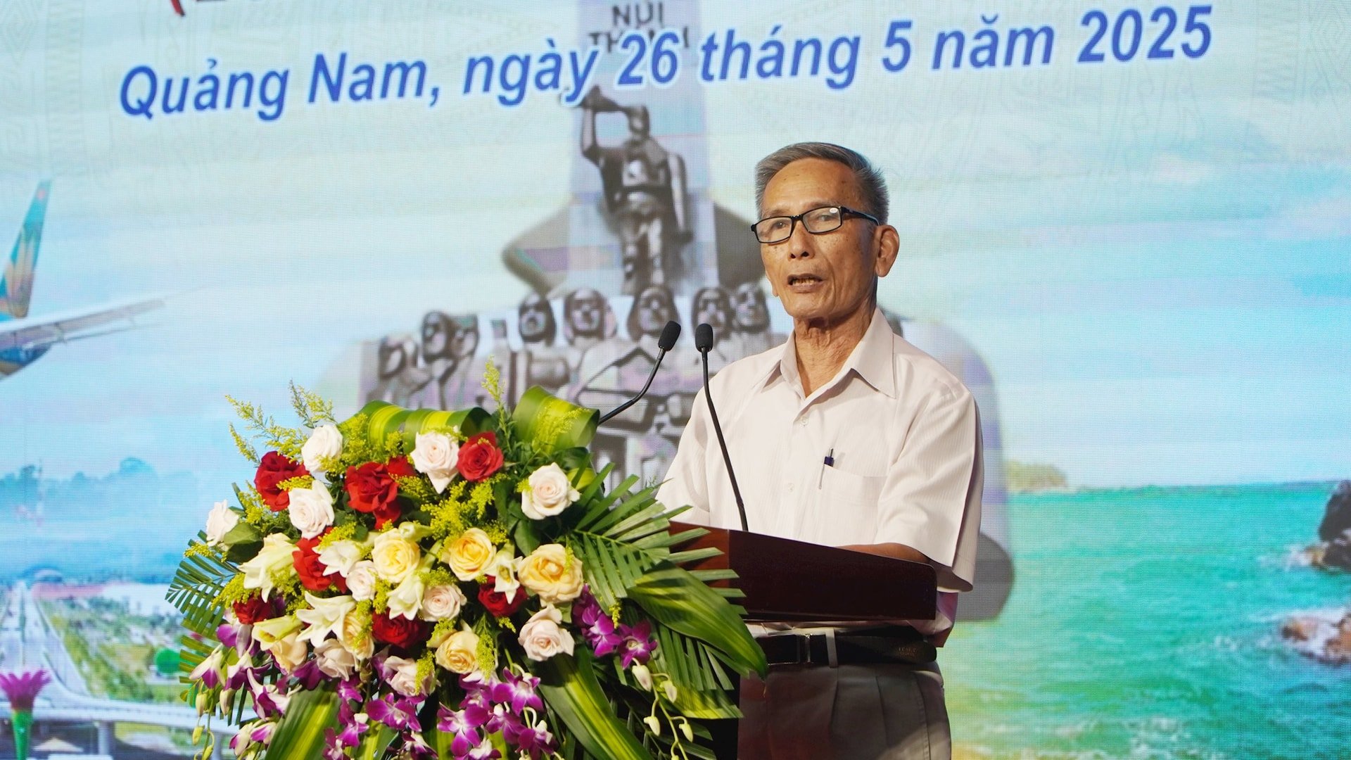 Cựu chiến binh Phạm Ngọc Tùng - nguyên chiến sĩ Đại đội 2, Tiểu đoàn 70 (Tỉnh đội Quảng Nam) đại diện các đơn vị từng tham gia trận đánh Núi Thành phát biểu. Ảnh: PHAN VINH