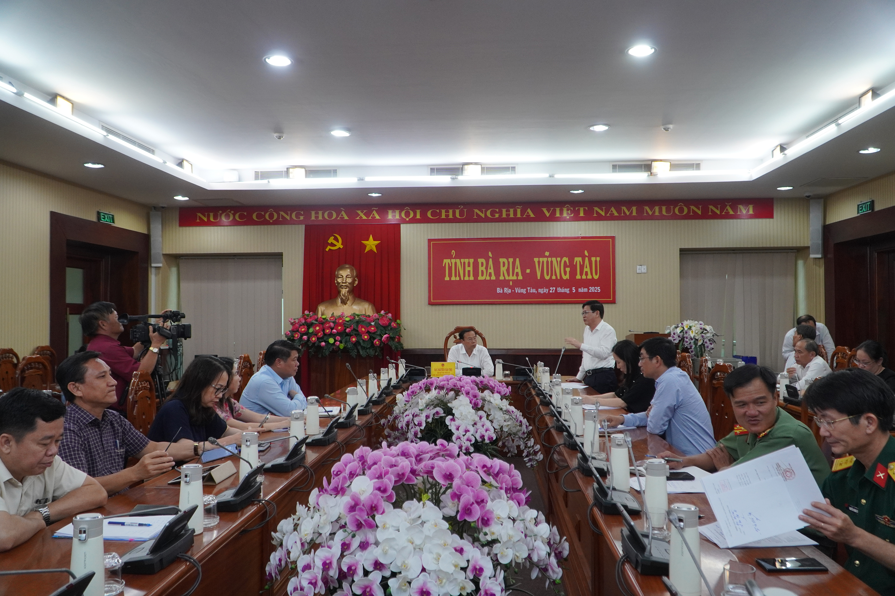 Mr. Le Ngoc Khanh, Vice Chairman of the Provincial People's Committee spoke at the meeting.