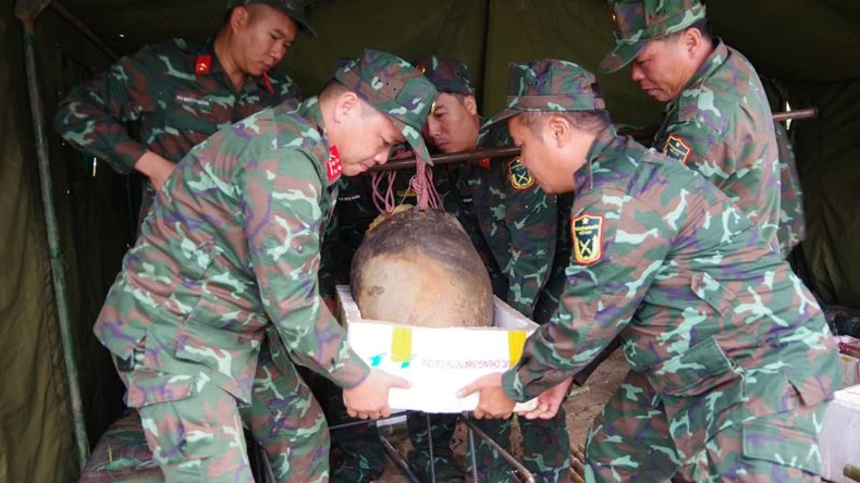 Hoa Binh safely detonates 244 explosives salvaged from the Da River, photo 1