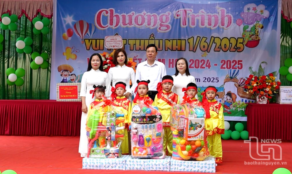 Đồng chí Chủ tịch Ủy ban MTTQ tỉnh Dương Văn Tiến tặng quà cho cô và trò Nhà trường.