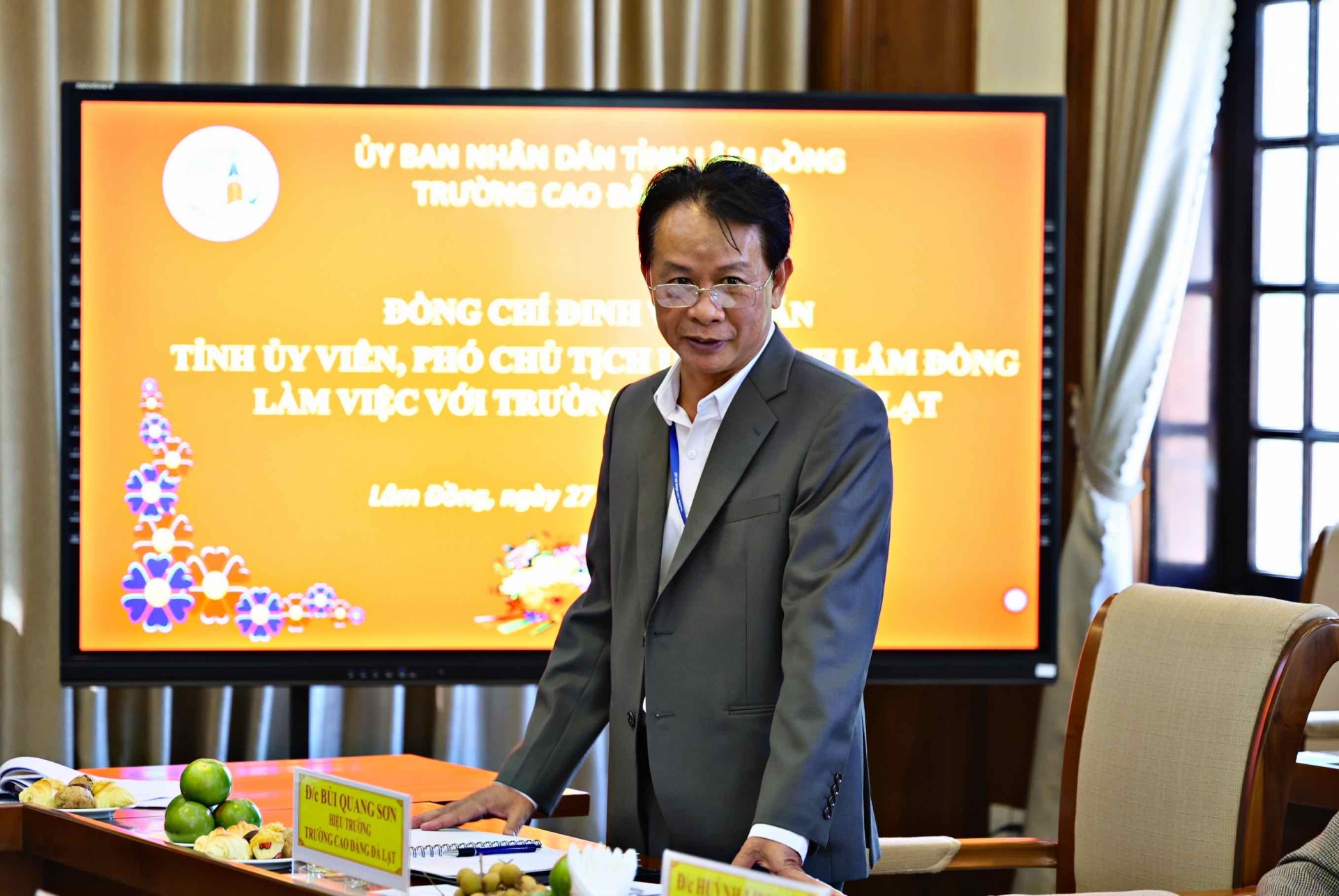 Der Rektor des Dalat College, Bui Quang Son, berichtete der Arbeitsdelegation über die Aktivitäten der Schule.