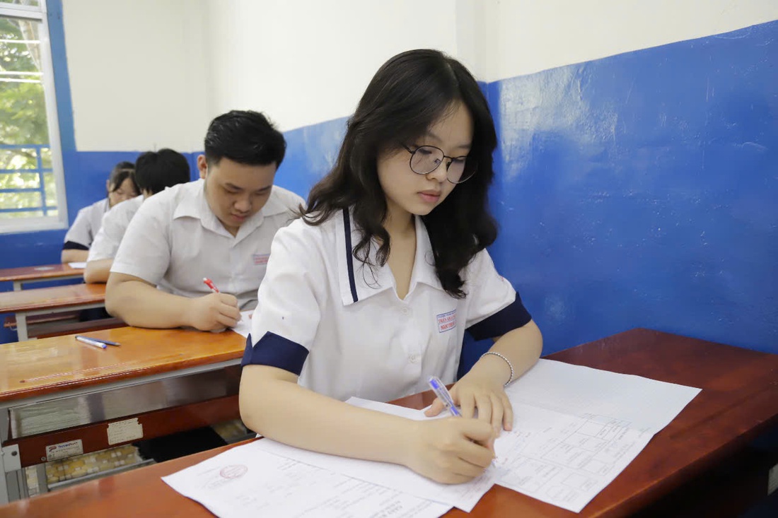 Hơn 100.000 học sinh lớp 12 ở TP.HCM thi thử tốt nghiệp THPT - Ảnh 1.