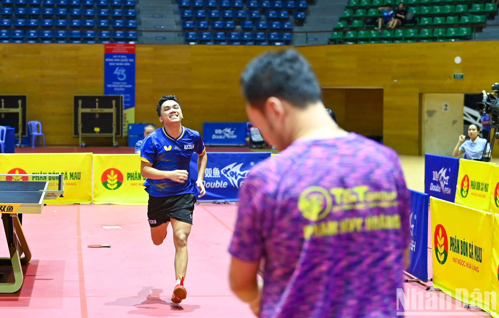 [Photo] Dinh Anh Hoang a remporté le championnat du simple messieurs pour la première fois photo 12