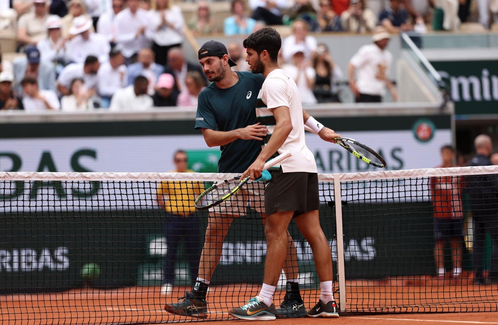 Alcaraz, Sinner khởi đầu ấn tượng tại Roland Garros - 2