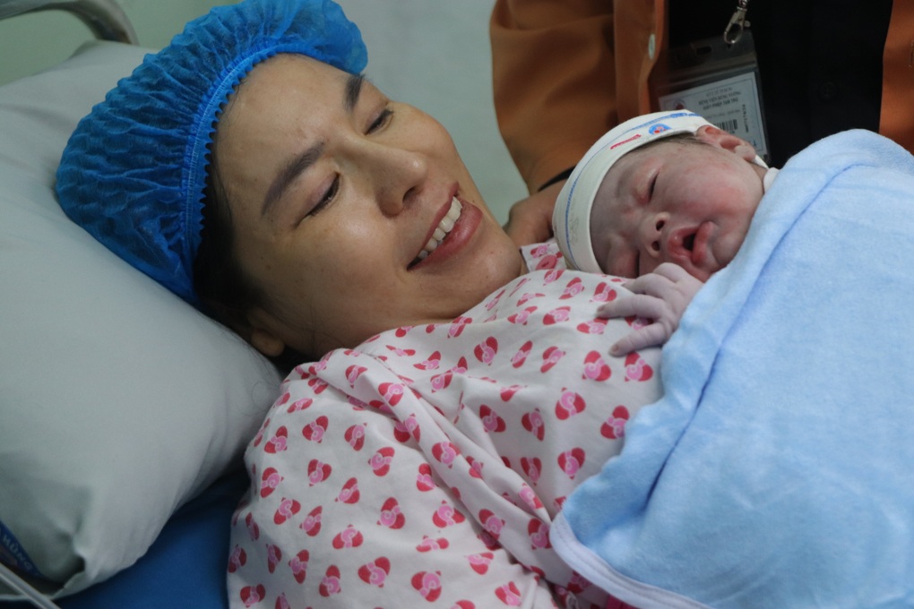Mỗi phụ nữ có 1,39 con, TPHCM tìm giải pháp tăng mức sinh  - 1