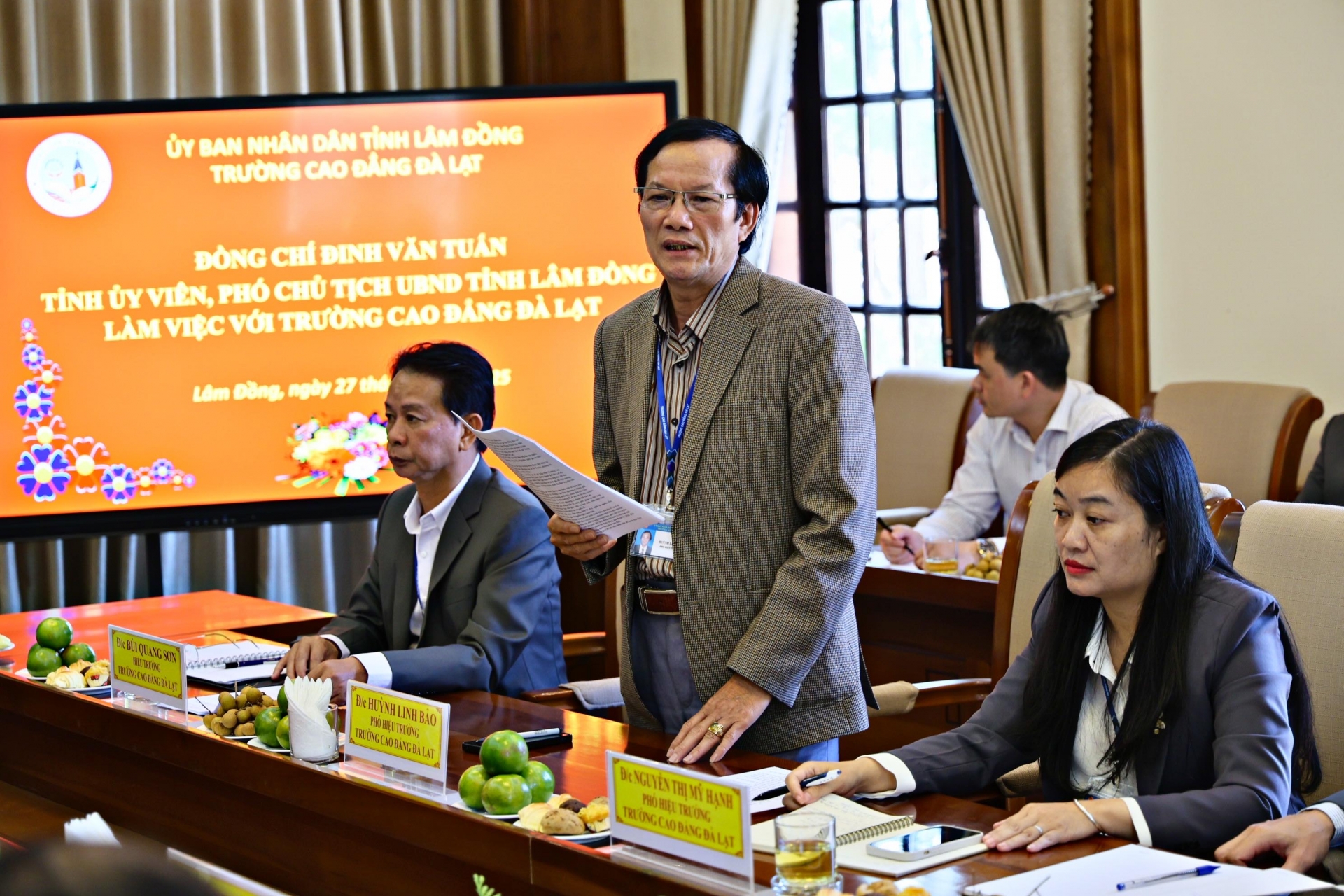 Der stellvertretende Direktor des Dalat College, Huynh Linh Bao, spricht