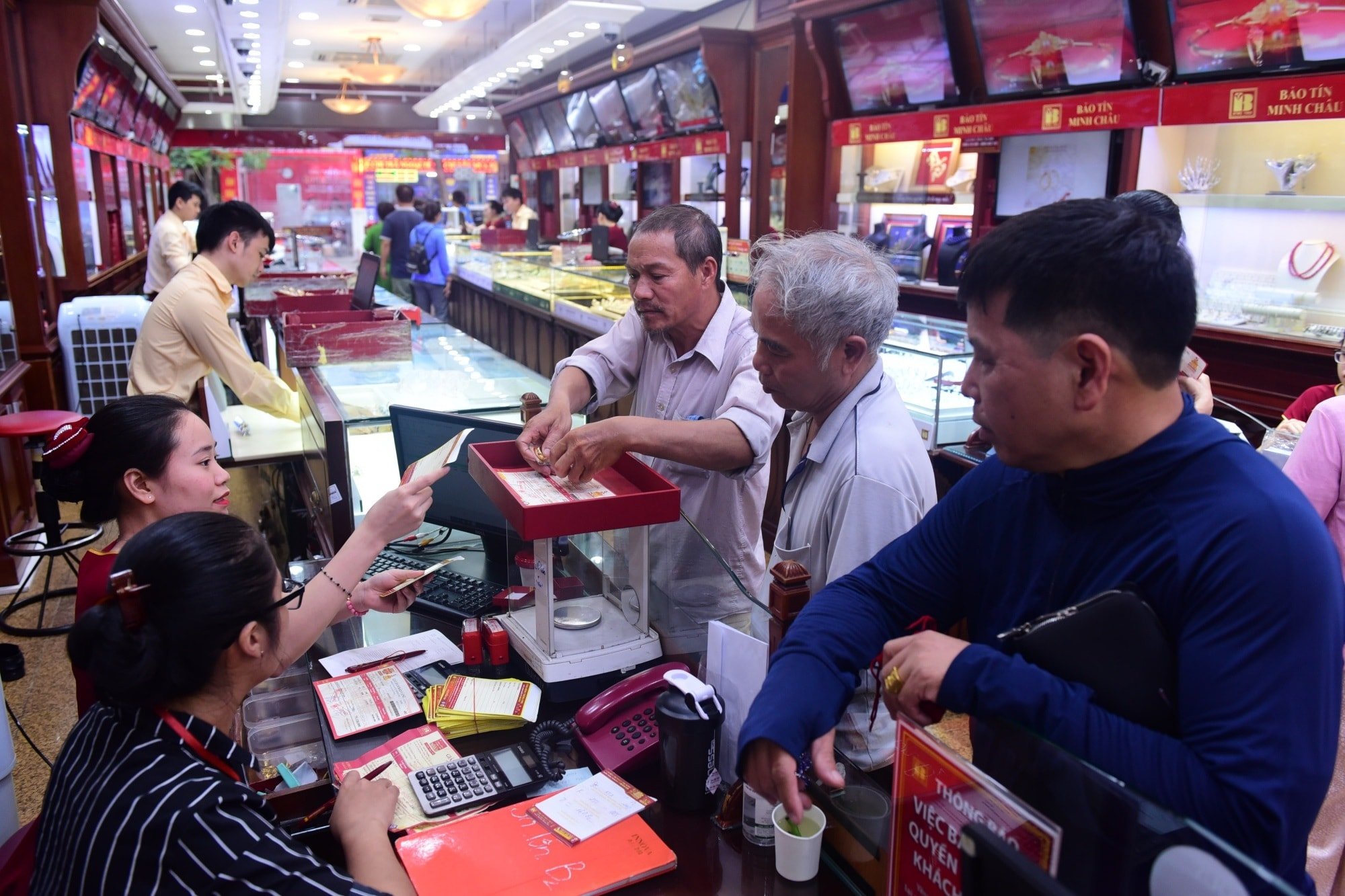ราคาทองคำบ่ายนี้ 27 พ.ค. 68 : ราคาทองคำในประเทศและตลาดโลกยังปรับตัวลดลงต่อเนื่องจากระดับจิตวิทยาสำคัญ