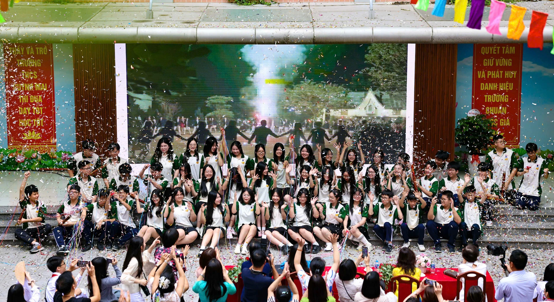 [Photo] Reluctantly at the closing ceremony, 9th grade students say goodbye to teachers and school photo 14