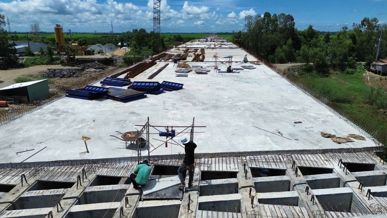 Tháo gỡ khó khăn về vật liệu cho cao tốc Châu Đốc - Cần Thơ - Sóc Trăng tăng tốc vượt kế hoạch- Ảnh 1.