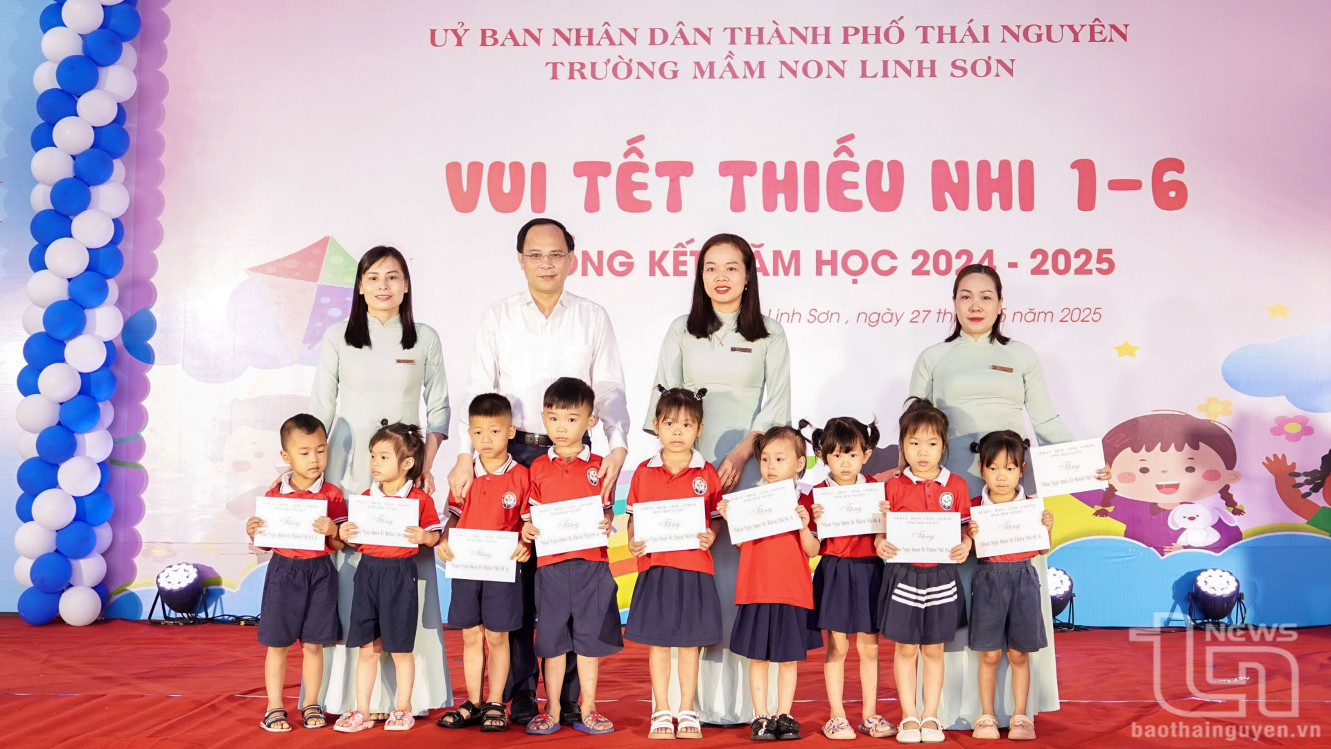 
tặng 10 suất quà (mỗi suất trị giá 1 triệu đồng) cho 10 học sinh có hoàn cảnh đặc biệt