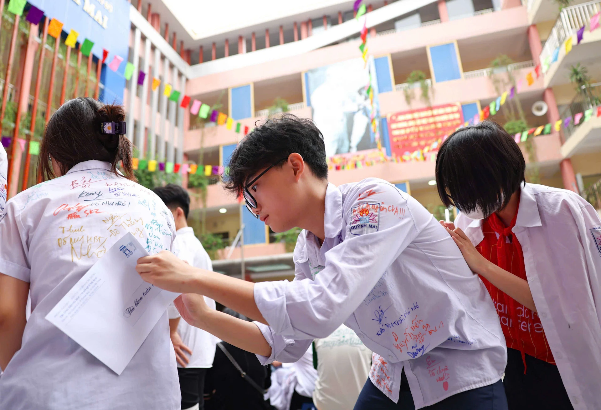 [Photo] Reluctantly at the closing ceremony, 9th grade students say goodbye to teachers and school photo 9