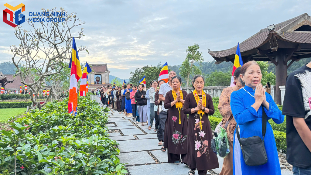 Buddhisten und Menschen verehren respektvoll die Reliquien Buddhas.