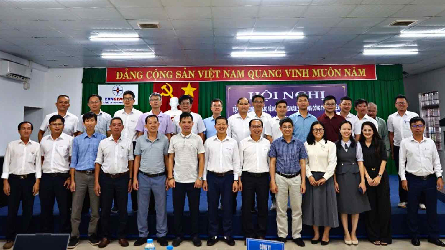 Học viên chụp hình lưu niệm cùng giảng viên