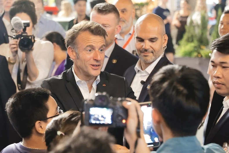 [Foto] El presidente francés, Emmanuel Macron, y su esposa pasean por el Barrio Antiguo de Hanoi. Foto 6