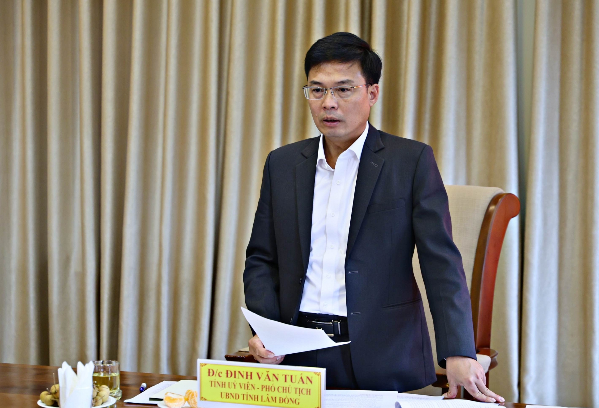 Der stellvertretende Vorsitzende des Volkskomitees der Provinz Lam Dong, Dinh Van Tuan, hielt auf der Sitzung eine Abschlussrede.
