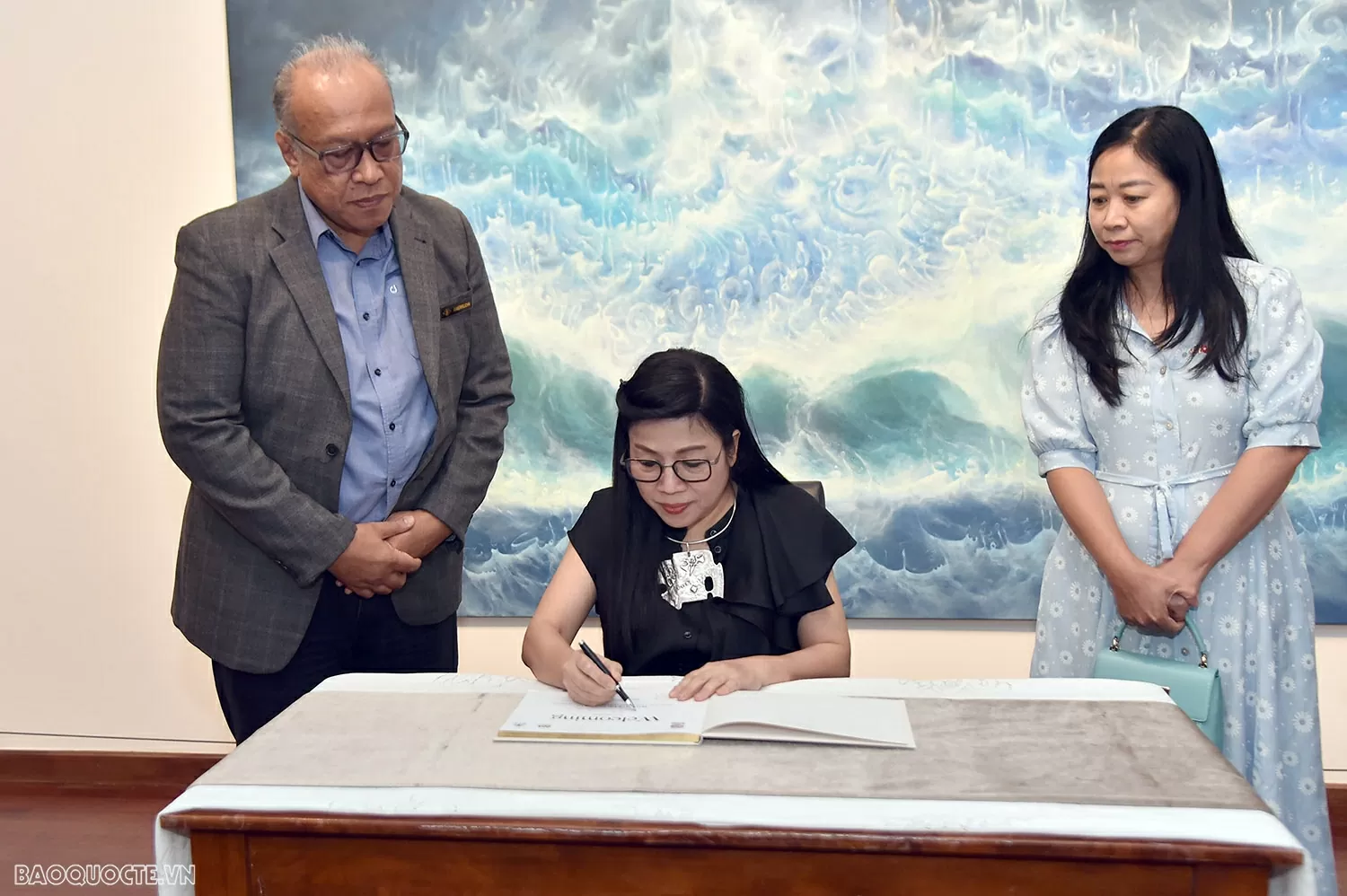 La esposa del primer ministro, Le Thi Bich Tran, visita el Museo Nacional de Bellas Artes de Malasia. Phu nhân Thủ tướng Phạm Minh Chính thăm Bảo tàng Mỹ thuật Quốc gia Malaysia