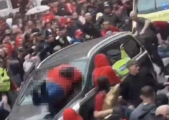  Liverpool diễu hành cúp vô địch, thành phố chìm trong tang tóc - Ảnh 1.