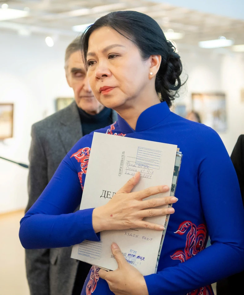 La Sra. Ngo Phuong Ly y el recuerdo de su padre. Fotografía: Nguyen Hong