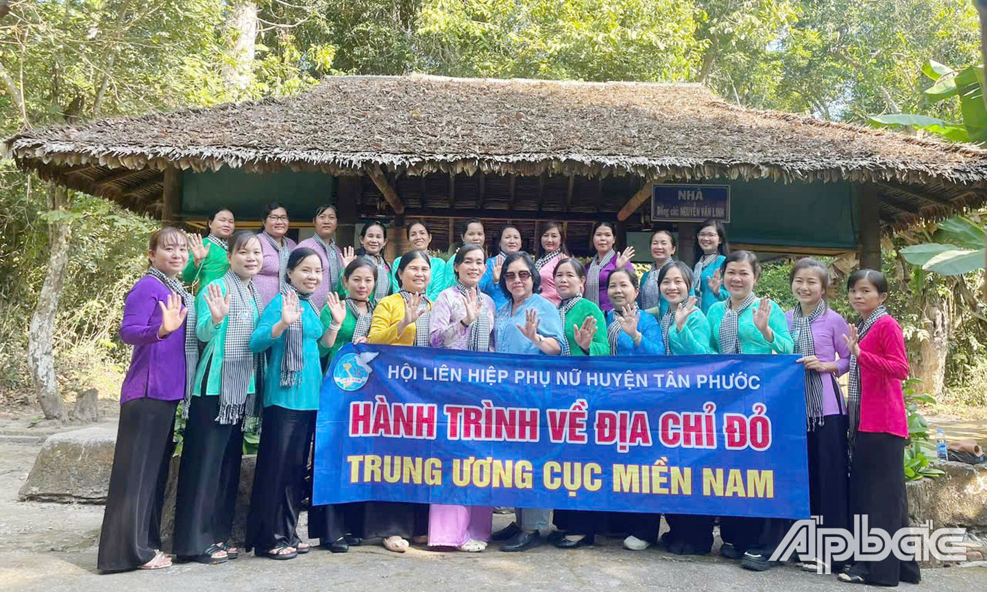สหภาพสตรีแห่งอำเภอเตินเฟือกจัดทริปไปยัง “ที่อยู่แดง” เป็นประจำ เพื่อเผยแพร่และให้ความรู้เกี่ยวกับประเพณีปฏิวัติแก่สมาชิกและสตรี