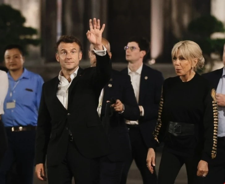 [Foto] El presidente francés, Emmanuel Macron, y su esposa pasean por el Barrio Antiguo de Hanoi. Foto 1