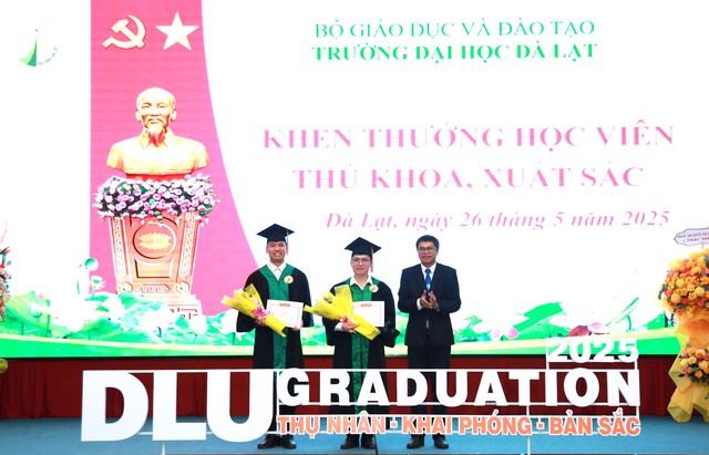 Trường ĐH Đà Lạt trao bằng kỹ sư công nghệ thông tin cho 25 công an- Ảnh 2.