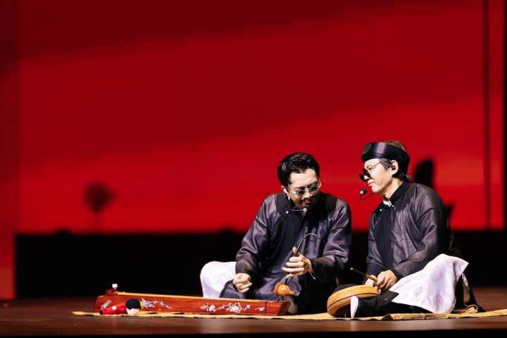 Soobin toca el monocordio con su padre, el Artista del Pueblo Huynh Tu.
