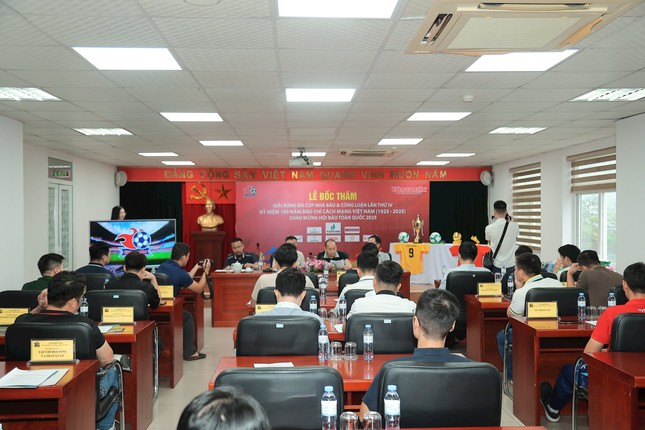 16 équipes participent au 4e tournoi de football de la Coupe des journalistes et de l'opinion publique en 2025 photo 1