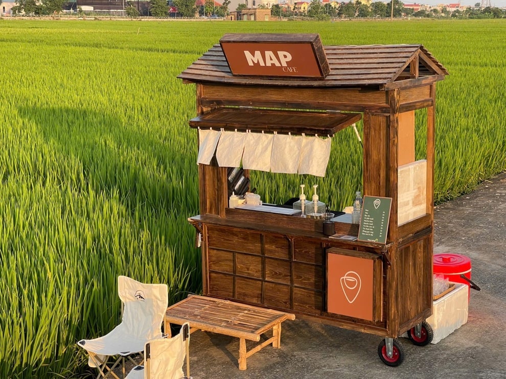 Thái Bình: Quán cà phê giữa cánh đồng lúa, chủ quán chuẩn bị cả thuốc muỗi - 1