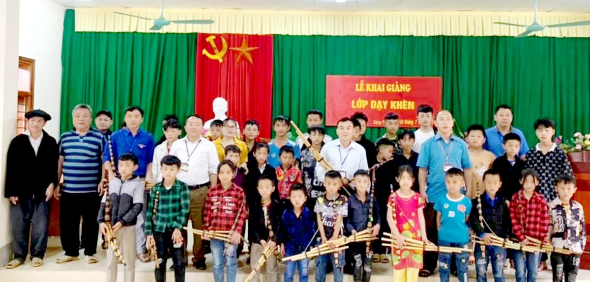 Lớp truyền dạy thổi, múa khèn Mông của xã Sảng Tủng giúp bồi dưỡng văn hóa truyền thống tốt đẹp cho thế hệ trẻ