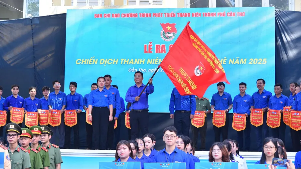 អនុប្រធានគណៈកម្មាធិការប្រជាជនទីក្រុង Can Tho លោកស្រី Nguyen Thi Ngoc Diep បានប្រគល់ទង់បញ្ជាការជូនថ្នាក់ដឹកនាំសម្ព័ន្ធយុវជនទីក្រុង Can Tho ។