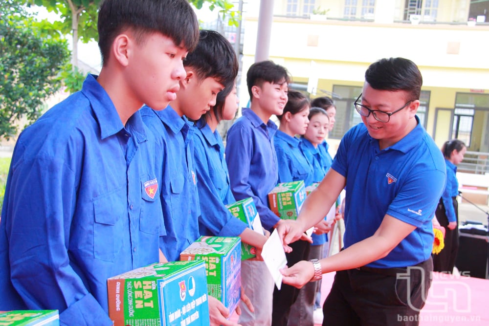 Les représentants du comité d'organisation ont offert des cadeaux aux élèves du lycée et de l'école secondaire de Binh Trung qui ont surmonté les difficultés pour bien étudier.