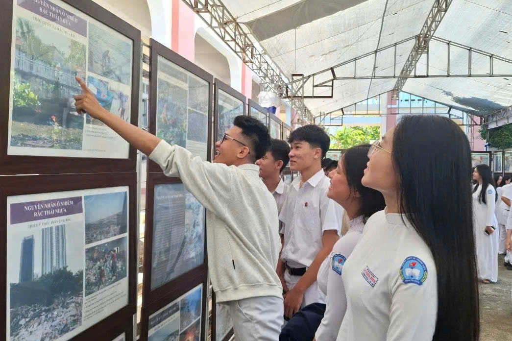 Les élèves du lycée Le Trung Kien (ville de Dong Hoa) ont visité une exposition mobile de photos et de matériel de propagande sur la prévention des déchets plastiques pour un avenir vert. Photo : MANH HOAI NAM